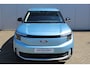 Ford Explorer Extended Range RWD 77kWh/286pk. Range 602km WLTP. Van €. 47650,- voor €. 39895,-. Fabr. garantie t/m 06-10-2028 ! Volautm. airco, elektr. achterklep, navigatie, stoel- en stuurwielverw., adaptieve cruise cntrl, lane- en side assist, 360gr. camera, LM wielen, etc