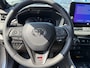 Toyota RAV4 2.5 Hybrid AWD GR SPORT | Sportief en luxe | JBL Premium audio | Dodehoekdetectie | Rondomzicht camera | Parkeersensoren | Kunstlederen/alcantara bekleding | Keyless | 19" LM velgen met sierstreep |