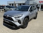Toyota RAV4 2.5 Hybrid AWD GR SPORT | Sportief en luxe | JBL Premium audio | Dodehoekdetectie | Rondomzicht camera | Parkeersensoren | Kunstlederen/alcantara bekleding | Keyless | 19" LM velgen met sierstreep |