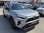 Toyota RAV4 2.5 Hybrid AWD GR SPORT | Sportief en luxe | JBL Premium audio | Dodehoekdetectie | Rondomzicht camera | Parkeersensoren | Kunstlederen/alcantara bekleding | Keyless | 19" LM velgen met sierstreep |