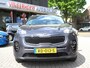 Kia Sportage PARELTJE * 1.6 GDI DynamicLine 130 Pk Benzine 4-Cilinders met 1.400 Kg Trekvermogen. * Navigatie * Trekhaak * DAB Radio * Achteruitrij Camera * Climate & Cruise Control * Hoge Zit *** Zéér nette Automobiel *** Vingerhoets: Vierde Generatie Eersteklas Service !