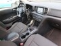Kia Sportage PARELTJE * 1.6 GDI DynamicLine 130 Pk Benzine 4-Cilinders met 1.400 Kg Trekvermogen. * Navigatie * Trekhaak * DAB Radio * Achteruitrij Camera * Climate & Cruise Control * Hoge Zit *** Zéér nette Automobiel *** Vingerhoets: Vierde Generatie Eersteklas Service !