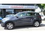 Kia Sportage PARELTJE * 1.6 GDI DynamicLine 130 Pk Benzine 4-Cilinders met 1.400 Kg Trekvermogen. * Navigatie * Trekhaak * DAB Radio * Achteruitrij Camera * Climate & Cruise Control * Hoge Zit *** Zéér nette Automobiel *** Vingerhoets: Vierde Generatie Eersteklas Service !