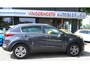 Kia Sportage PARELTJE * 1.6 GDI DynamicLine 130 Pk Benzine 4-Cilinders met 1.400 Kg Trekvermogen. * Navigatie * Trekhaak * DAB Radio * Achteruitrij Camera * Climate & Cruise Control * Hoge Zit *** Zéér nette Automobiel *** Vingerhoets: Vierde Generatie Eersteklas Service !