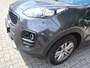 Kia Sportage PARELTJE * 1.6 GDI DynamicLine 130 Pk Benzine 4-Cilinders met 1.400 Kg Trekvermogen. * Navigatie * Trekhaak * DAB Radio * Achteruitrij Camera * Climate & Cruise Control * Hoge Zit *** Zéér nette Automobiel *** Vingerhoets: Vierde Generatie Eersteklas Service !
