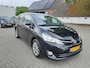 Toyota Verso 1.8 VVT-i Business nette in Nederland nieuw gelverde verso met trekhaak,navigatie,cruise controle in het zwart!