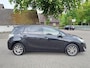 Toyota Verso 1.8 VVT-i Business nette in Nederland nieuw gelverde verso met trekhaak,navigatie,cruise controle in het zwart!