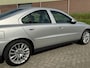Volvo S60 2.5 T Sports Edition 209PK NL AUTO NAP TOPSTAAT! DEALER OH! Leer l Airco ECC l Cruise l Stoelverwarming l PDC l TREKHAAK
