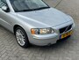 Volvo S60 2.5 T Sports Edition 209PK NL AUTO NAP TOPSTAAT! DEALER OH! Leer l Airco ECC l Cruise l Stoelverwarming l PDC l TREKHAAK