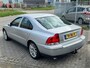 Volvo S60 2.5 T Sports Edition 209PK NL AUTO NAP TOPSTAAT! DEALER OH! Leer l Airco ECC l Cruise l Stoelverwarming l PDC l TREKHAAK