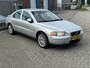 Volvo S60 2.5 T Sports Edition 209PK NL AUTO NAP TOPSTAAT! DEALER OH! Leer l Airco ECC l Cruise l Stoelverwarming l PDC l TREKHAAK