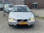 Volvo S60 2.5 T Sports Edition 209PK NL AUTO NAP TOPSTAAT! DEALER OH! Leer l Airco ECC l Cruise l Stoelverwarming l PDC l TREKHAAK