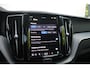 Volvo XC60 T8 AWD Ultra Dark | Luchtvering | Premium Harman/Kardon Audio | Stoel/Stuurverwarming | Achterbank verwarmd | 21" Velgen | Semi Elektr. Trekhaak | Panoramisch Schuif-Kanteldak |