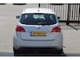 Kia Venga 1.4 CVVT Seven Airco/Cruise control/Navigatie/Achteruitrijcamera/Trekhaak/Multifunctioneel stuurwiel/Spraakbediening/Bluetooth/Elektrische ramen/Elektrisch verstelbare spiegels.
