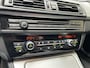 BMW 5-Serie 528i High Executive Automaat | Lederen bekleding | Bi-Xenon | Navigatie | Elektrische stoelen met memory | 20 inch lichtmetalen velgen | Elektrische trekhaak | PDC voor+achter | Keurig onderhouden!