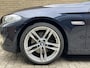 BMW 5-Serie 528i High Executive Automaat | Lederen bekleding | Bi-Xenon | Navigatie | Elektrische stoelen met memory | 20 inch lichtmetalen velgen | Elektrische trekhaak | PDC voor+achter | Keurig onderhouden!