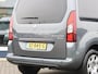 Peugeot Partner Tepee 1.2 PureTech Allure | Navigatie d.m.v. Apple Carplay & Android Auto| Climate Control | Cruise Control | Parkeersensoren Achter | Armsteun | 3 Apart neerklapbare achterstoelen | 2 Schuifdeuren |