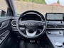 Hyundai Kona Electric EV Premium 64 kWh 3-Fase Lader | Schuif-/Kanteldak | Navigatie | Stoelventilatie + -verwarming | Head-Up Display | Leder | Adapt. Cruise Control | Rijklaarprijs!