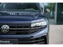 Volkswagen Touareg 3.0 V6 TFSi 4WD R-Line VW-garantie 5jaar / 100.000km | Panoramisch schuifdak | Trekhaak elektrisch | Adaptieve Cruise Control | Leder "Puglia" "R-logo' zwart/ blauwe stikking | 22" Lichtmetalen velgen "Estoril", zwart