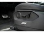 Volkswagen Touareg 3.0 V6 TFSi 4WD R-Line VW-garantie 5jaar / 100.000km | Panoramisch schuifdak | Trekhaak elektrisch | Adaptieve Cruise Control | Leder "Puglia" "R-logo' zwart/ blauwe stikking | 22" Lichtmetalen velgen "Estoril", zwart
