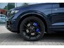 Volkswagen Touareg 3.0 V6 TFSi 4WD R-Line VW-garantie 5jaar / 100.000km | Panoramisch schuifdak | Trekhaak elektrisch | Adaptieve Cruise Control | Leder "Puglia" "R-logo' zwart/ blauwe stikking | 22" Lichtmetalen velgen "Estoril", zwart