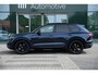 Volkswagen Touareg 3.0 V6 TFSi 4WD R-Line VW-garantie 5jaar / 100.000km | Panoramisch schuifdak | Trekhaak elektrisch | Adaptieve Cruise Control | Leder "Puglia" "R-logo' zwart/ blauwe stikking | 22" Lichtmetalen velgen "Estoril", zwart