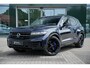 Volkswagen Touareg 3.0 V6 TFSi 4WD R-Line VW-garantie 5jaar / 100.000km | Panoramisch schuifdak | Trekhaak elektrisch | Adaptieve Cruise Control | Leder "Puglia" "R-logo' zwart/ blauwe stikking | 22" Lichtmetalen velgen "Estoril", zwart
