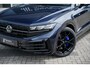 Volkswagen Touareg 3.0 V6 TFSi 4WD R-Line VW-garantie 5jaar / 100.000km | Panoramisch schuifdak | Trekhaak elektrisch | Adaptieve Cruise Control | Leder "Puglia" "R-logo' zwart/ blauwe stikking | 22" Lichtmetalen velgen "Estoril", zwart