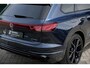 Volkswagen Touareg 3.0 V6 TFSi 4WD R-Line VW-garantie 5jaar / 100.000km | Panoramisch schuifdak | Trekhaak elektrisch | Adaptieve Cruise Control | Leder "Puglia" "R-logo' zwart/ blauwe stikking | 22" Lichtmetalen velgen "Estoril", zwart