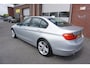 BMW 3-Serie 320I 184PK UPGRADE EDITION ORIGINEEL NEDERLANDS NOV 2012 XENON-LED LEDER SPORTSTOELEN NAVIGATIE ECC AIRCO CRUISECONTROL 18INCH LMV BLUETOOTH PARKEERSENSOREN ENZ...