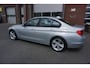 BMW 3-Serie 320I 184PK UPGRADE EDITION ORIGINEEL NEDERLANDS NOV 2012 XENON-LED LEDER SPORTSTOELEN NAVIGATIE ECC AIRCO CRUISECONTROL 18INCH LMV BLUETOOTH PARKEERSENSOREN ENZ...