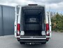 IVECO Daily 35S14 2.3 140 PK E6 / L2H2 / FABRIEKSGAR T/M 23-10-2025 / 40.338 KM / AIRCO / 3-ZITS / 3.5 TONS TREKHAAK