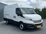 IVECO Daily 35S14 2.3 140 PK E6 / L2H2 / FABRIEKSGAR T/M 23-10-2025 / 40.338 KM / AIRCO / 3-ZITS / 3.5 TONS TREKHAAK