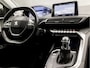 Peugeot 5008 1.2 PureTech Sport 7 Persoons (APPLE CARPLAY, GROOT NAVI, TREKHAAK, LEDEREN SPORTSTOELEN, 360 CAMERA, ADAPTIVE CRUISE, GETINT GLAS, PARKEERSENSOREN, NIEUWE APK, NIEUWSTAAT)
