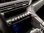 Peugeot 5008 1.2 PureTech Sport 7 Persoons (APPLE CARPLAY, GROOT NAVI, TREKHAAK, LEDEREN SPORTSTOELEN, 360 CAMERA, ADAPTIVE CRUISE, GETINT GLAS, PARKEERSENSOREN, NIEUWE APK, NIEUWSTAAT)