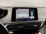 Peugeot 5008 1.2 PureTech Sport 7 Persoons (APPLE CARPLAY, GROOT NAVI, TREKHAAK, LEDEREN SPORTSTOELEN, 360 CAMERA, ADAPTIVE CRUISE, GETINT GLAS, PARKEERSENSOREN, NIEUWE APK, NIEUWSTAAT)