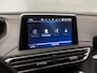 Peugeot 5008 1.2 PureTech Sport 7 Persoons (APPLE CARPLAY, GROOT NAVI, TREKHAAK, LEDEREN SPORTSTOELEN, 360 CAMERA, ADAPTIVE CRUISE, GETINT GLAS, PARKEERSENSOREN, NIEUWE APK, NIEUWSTAAT)