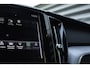 Volvo XC60 B5 Momentum Pro | Elektrisch bedienbare voorstoel | Rear Parking Camera | Led Headlights Bending | Leder Sport | Trekhaak semi elek. inklapbaar | Parking Heater With Timer | 19 "Velgen |