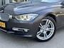 BMW 3-Serie 328i High Executive NL Auto/2e Eig./Voll.Historie/Navi/Clima/Cruise/Head-Up/18"/Afn.Trekhaak