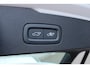 Volvo V60 B4 Automaat Plus Dark | Trekhaak Semi Elektrisch | Parkeer camera | BLIS dodehoekdetectie | Adaptieve Cruise Control met stuurhulp | Google Services | Verwarmbare voor- en achterstoelen | Stuurwielverwarming | 18" lichtmetalen velgen |