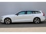 Volvo V60 B4 Automaat Plus Dark | Trekhaak Semi Elektrisch | Parkeer camera | BLIS dodehoekdetectie | Adaptieve Cruise Control met stuurhulp | Google Services | Verwarmbare voor- en achterstoelen | Stuurwielverwarming | 18" lichtmetalen velgen |