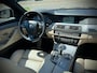 BMW 5-Serie 528i / High Executive / 6-cil / M-pack / Pano / Camera / Carbon schwarz / Apk 6-2026 / INRUILKOOPJE!