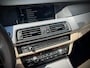 BMW 5-Serie 528i / High Executive / 6-cil / M-pack / Pano / Camera / Carbon schwarz / Apk 6-2026 / INRUILKOOPJE!