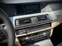 BMW 5-Serie 528i / High Executive / 6-cil / M-pack / Pano / Camera / Carbon schwarz / Apk 6-2026 / INRUILKOOPJE!