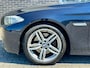 BMW 5-Serie 528i / High Executive / 6-cil / M-pack / Pano / Camera / Carbon schwarz / Apk 6-2026 / INRUILKOOPJE!