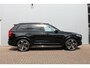 Volvo XC90 T8 AUT8 455PK Recharge AWD Ultimate Dark, Luchtvering, Adaptieve Cruise Control met Pilot Assist, Premium audio by Bowers&Wilkins, Geventileerde voorstoelen met massagefunctie, Elektrisch bedienbaar panoramisch schuif-/kanteldak, 360 Parkeercamera, Park Assist voor + achter, Elektrische voorstoelen met geheugen, Verwarmbare voorstoelen + stuurwiel, Verwarmbare achterbank, 4-Zone Climate Control, Blind Spot Information System, Keyless Entry, Apple CarPlay, 22'' Lichtmetalen wielen
