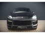 Porsche Cayenne 3.0 E-Hybrid | Sport Chrono | Panoramadak | Bose | Luchtvering | Stoelkoeling | Stoelverwarming | Memory Seats | PDLS | PASM | Camera | Volledig Leder | NAP | Elek. Achterklep | Navigatie | Trekhaak | Sof