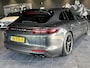 Porsche Panamera Sport Turismo 3.0 4 | 1 EIGENAAR IN NL | IN DUITSLAND DUSSELDORF 1E EIGENAAR | VOLLEDIG ONDERHOUDEN | SPORTUITLAATSYSTEEM | PANORAMA/SCHUIF-KANTELDAK | SOFTCLOSE | BOSE AUDIO | 21 INCH | VULKAANGRIJS |