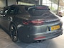 Porsche Panamera Sport Turismo 3.0 4 | 1 EIGENAAR IN NL | IN DUITSLAND DUSSELDORF 1E EIGENAAR | VOLLEDIG ONDERHOUDEN | SPORTUITLAATSYSTEEM | PANORAMA/SCHUIF-KANTELDAK | SOFTCLOSE | BOSE AUDIO | 21 INCH | VULKAANGRIJS |