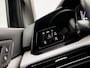 Volkswagen Golf 2.0 TDI Sport 150Pk Automaat (APPLE CARPLAY, GROOT NAVI, SFEERVERLICHTING, STUUR/STOELVERWARMING, GETINT GLAS, SPORTSTOELEN, KEYLESS, LED KOPLAMPEN, NIEUWE APK, NIEUWSTAAT)
